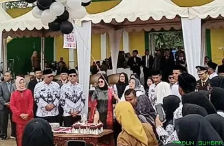 Ribuan guru memenuhi GOR Rimbo Tangah, Sangir, dalam peringatan Hari Guru Nasional 2025. (Foto: Ist)