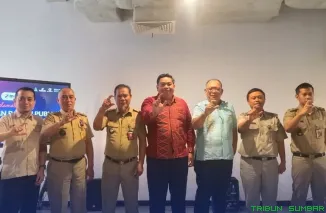 Ketua KI DKI Jakarta bersama jajaran memimpin sesi keenam presentasi E-Monev 2025 yang diikuti 31 kelurahan dari lima wilayah kota. (Foto: Ist)