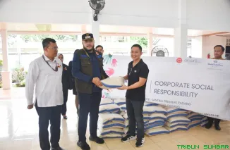 Wali Kota Padang Fadly Amran menerima bantuan 2 ton beras dari Santika--Amaris Hotel dan donasi Rp100 juta dari Honda Gajah Tunggal di Posko Utama Tanggap Darurat Palanta. (Foto: Ist)