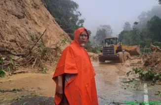 Gubernur Sumatera Barat Mahyeldi meninjau kondisi jalan nasional di Silaing dan Lembah Anai yang lumpuh akibat galodo, longsor, dan pohon tumbang. (Foto: Ist)