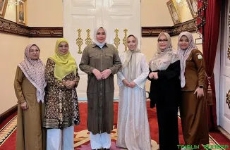 Wakil Ketua PWI Bidang Kemitraan dan Hubungan Antar Lembaga, Amy Atmanto, bersama Ketua TP PKK Aceh Marlina Muzakir saat berdiskusi tentang pemberdayaan perempuan dan promosi budaya Aceh di Banda Aceh. (Foto: Ist)