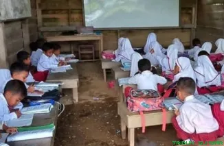 Seorang guru memberikan pelajaran di sekolah terpencil di daerah 3T, berjuang mengajar meski fasilitas terbatas. (Foto: Ist)