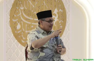 Ketua DPRD Sumatera Barat, Muhidi, saat menghadiri pengajian rutin di Inspektorat Provinsi Sumbar, Jumat (31/10/2025). (Foto: Ist)