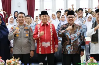 Ketua DPRD Sumbar Muhidi saat membuka Skolart Fest 2025 di Auditorium Gubernuran Sumbar, Sabtu (1/11/2025). (Foto: Ist)