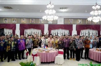 Ketua DPRD Sumbar, Muhidi, menyerahkan simbolis bantuan Usaha Ekonomi Produktif senilai Rp 150 juta kepada PSAA Aisyiyah Cabang Ampang, Sabtu (22/11/2025). (Foto: Ist)