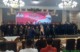 Ketua KONI Sumbar Hamdanus bersama Ketua Umum KONI Pusat Marciano Norman saat prosesi pelantikan pengurus KONI Sumbar periode 2025--2029 di Auditorium Gubernuran Sumbar, Rabu (6/11/2025). (Foto: Ist)