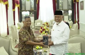 Gubernur Sumatera Barat, Mahyeldi Ansharullah, saat menerima kunjungan Prof. Salman dari ITB membahas program pengabdian masyarakat di Istana Gubernuran, Padang, Jumat (7/11/2025). (Foto: Ist)