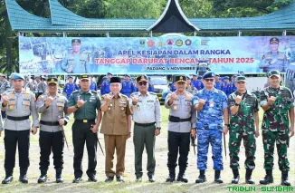 Wakil Wali Kota Padang Maigus Nasir bersama Kapolda Sumbar Irjen Pol Gatot Tri Suryanta menghadiri Apel Kesiapan Tanggap Darurat Bencana 2025 di Lapangan Imam Bonjol, Padang, Selasa (4/11/2025). (Foto: Ist)