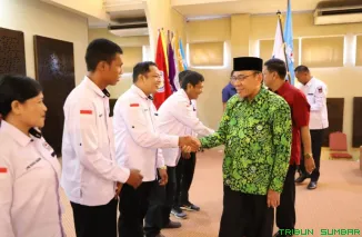 Wakil Wali Kota Padang Maigus Nasir melantik pengurus LPM Surau Gadang Kecamatan Nanggalo periode 2025-2030 di Auditorium Universitas Mercubaktijaya, Sabtu (1/11/2025). (Foto: Ist)