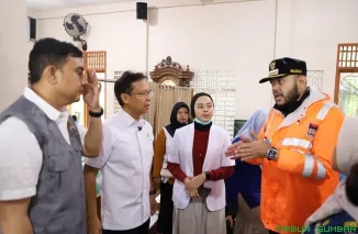 Menkes Budi Sadikin Tinjau Posko Banjir Lubuk Minturun Didampingi Wako Padang. (Foto: Ist)