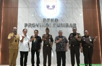 DPRD Sumbar menyambut kunjungan Kepala Kejaksaan Tinggi Sumatera Barat Muhibuddin di ruang kerja Ketua DPRD Sumbar, Senin (24/11/2025). (Foto: Ist)
