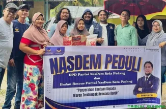 Wakil Ketua Partai NasDem Kota Padang, Dani Faizal, menyerahkan bantuan sembako kepada warga Batu Busuak, Kecamatan Pauh. (Foto: Ist)