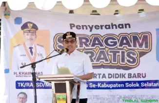 Bupati Solok Selatan H. Khairunas bersama jajaran Dinas Pendidikan menyerahkan seragam sekolah gratis kepada siswa baru di SDN 09 Bidar Alam, Kecamatan Sangir Jujuan. (Foto:Ist)