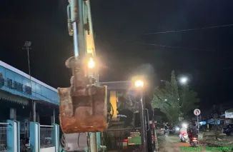 Alat berat bekerja membersihkan jalur Pasar Baru--Universitas Andalas setelah tertimbun material banjir bandang, disaksikan langsung Wali Kota Padang Fadly Amran. (Foto: Ist)