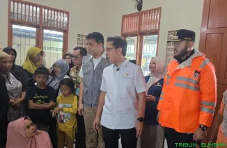 Fadly Amran mendampingi Menteri Kesehatan RI meninjau penanganan bencana di Kecamatan Koto Tangah. (Foto: Ist)