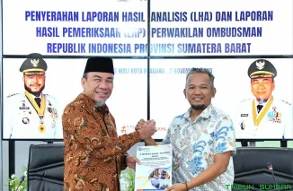 Wakil Wali Kota Padang, Maigus Nasir, menerima langsung Laporan Hasil Analisis dan Pemeriksaan dari Kepala Ombudsman Sumbar, Adel Wahidi, di Gedung Putih Kediaman Resmi Wali Kota Padang. (Foto: Ist)