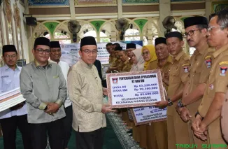 Wakil Wali Kota Padang, Maigus Nasir, menyerahkan secara simbolis dana operasional Triwulan III Tahun 2025 kepada perwakilan RT, RW, Kader Posyandu, PAUD, dan Guru TPQ/TQA di Masjid Darussalam, Kelurahan Mata Air, Kecamatan Padang Selatan. (Foto: Ist)