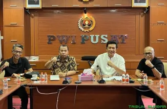 Ketua Tim Penyempurnaan AD/ART PWI Pusat, Zulkifli Gani Ottoh, memimpin rapat maraton dua hari di Gedung Dewan Pers, Jakarta. (Foto: Ist)