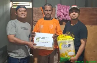 Anggota Komisi IV DPR RI Rahmat Saleh distribusi bantuan untuk warga terdampak banjir di Kota Padang. (Foto: Ist)