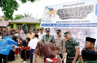 Bupati Solok Selatan, H. Khairunas, menyerahkan seragam sekolah gratis kepada siswa di Kecamatan Sangir Balai Janggo. (Foto: Ist)