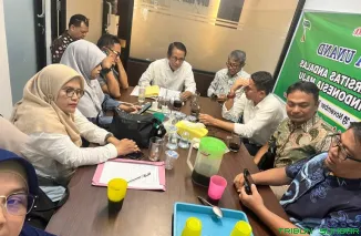 Ketua Panitia Pelaksana Kongres VII IKA Unand, dr. Riendra, menyampaikan kesiapan panitia dan pembukaan pendaftaran calon ketua umum di Sekretariat DPP IKA Unand, Padang, Rabu (12/11/2025). (Foto: Ist)
