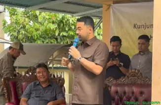 Anggota DPR RI Komisi V, Zigo Rolanda, meninjau pelaksanaan program BSPS di Kota Padang. (Foto: Ist)