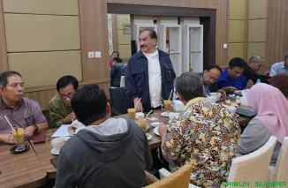 Anggota DPR RI Shadiq Pasadigoe saat menyatakan kesiapannya maju sebagai calon ketua umum IKA Unand dalam sebuah pertemuan di Padang, Senin malam (25/11/2025). (Foto: Ist)