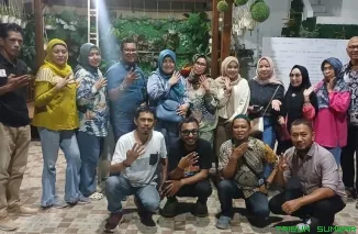 Ketua Panitia HUT IKASEMPAT ke-22 Ferdinan (angkatan 95) memimpin rapat persiapan kegiatan di Sekretariat IKASEMPAT, Jalan Bandar Purus, Padang. (Foto: Ist)