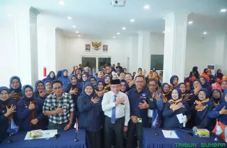 Ketua DPD Partai NasDem Kota Padang, Maigus Nasir, membuka Lomba Paduan Suara Mars dan Hymne Partai NasDem di NasDem Tower Sumbar, Senin (10/11/2025). (Foto: Ist)