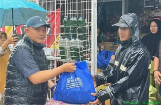 Muhayatul dan Athari Gauthi Ardi turun langsung ke lokasi banjir di Pesisir Selatan untuk menyerahkan bantuan sembako dan makanan siap saji kepada masyarakat terdampak. (Foto: Ist)