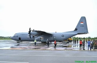 Wakil Gubernur Sumbar Vasko Ruseimy menerima bantuan Presiden RI di Bandara Internasional Minangkabau sebelum didistribusikan ke daerah terdampak. (Foto: Ist)