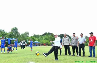Wakil Wali Kota Padang, Maigus Nasir, resmi membuka Turnamen Sepakbola Piala Wali Kota Padang U-17 Tahun 2025 di Lapangan Kompak FC, Koto Tangah. (Foto: Ist)