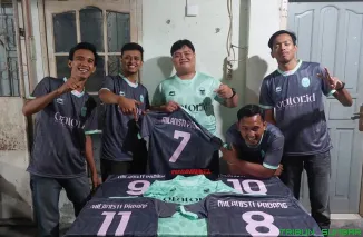 Capo Milanisti Indonesia Sezione Padang, Berry Syamtariko (tengah) bersama anggota memperlihatkan jersey baru hasil kolaborasi dengan Kabau Apparel di Kafe Teh Talua Malimpah Ucok, Padang, Jumat malam (7/11/2025). (Foto: Ist)