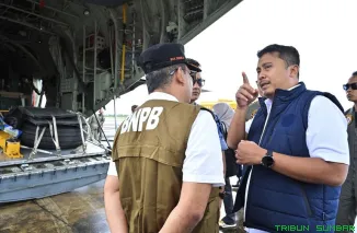 Wakil Gubernur Sumbar Vasko Ruseimy menerima bantuan Presiden Prabowo Subianto di Bandara Internasional Minangkabau sebelum disalurkan ke daerah terdampak bencana. (Foto: Ist)