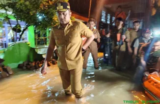 Wakil Gubernur Sumbar Vasko Ruseimy meninjau lokasi banjir di Nagari Kampung Galapung, Ulakan. (Foto: Ist)