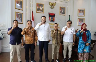 Wali Kota Padang Fadly Amran saat menerima kunjungan Ketua Komisi Informasi Sumbar, Musfi Yendra, di Balai Kota Aia Pacah dalam agenda penilaian PPID Pemko Padang. (Foto: Ist)