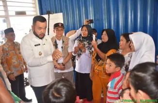 Wali Kota Padang Fadly Amran meninjau para pengungsi dan lokasi banjir bandang di Kelurahan Lambung Bukik, Kecamatan Pauh. (Foto: Ist)