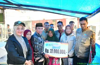 Wakil Wali Kota Padang, Maigus Nasir, menyerahkan Bantuan Sosial Tidak Terduga kepada warga terdampak pohon tumbang di Kelurahan Surau Gadang. (Foto: Ist)