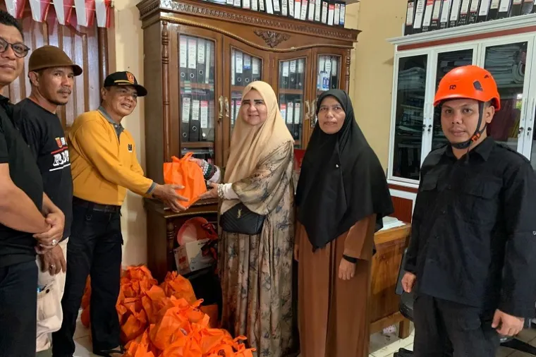 Anggota DPR RI Hj. Nevi Zuairina meninjau lokasi bencana dan menyerahkan bantuan kebutuhan dasar kepada warga terdampak di Kabupaten Agam. (Foto: Ist)