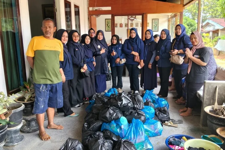 Ketua Garnita Malahayati NasDem Kota Padang, Ny. Sri Hayati Maigus Nasir, menyerahkan bantuan sembako kepada warga terdampak banjir di Brandon, Kampung Lapai, Kecamatan Nanggalo. (Foto: Ist)