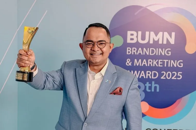 Direktur Komersial IAS, Muchdian Muchlis, menerima penghargaan Best CMO -- Personal Communication pada ajang BUMN Branding &amp; Marketing Award 2025. (Foto: Ist)