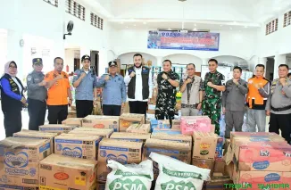 Wali Kota Jambi Maulana menyerahkan bantuan logistik Rp480 juta kepada Wali Kota Padang Fadly Amran di Posko Tanggap Darurat Bencana. (Foto: Ist)