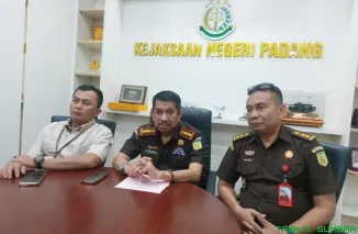 Kepala Kejaksaan Negeri Padang Koswara didampingi jajaran Pidsus dan Intelijen saat menyampaikan penetapan tiga tersangka kasus dugaan korupsi Kredit Modal Kerja dan garansi distribusi semen, di Kantor Kejari Padang. (Foto: Ist)