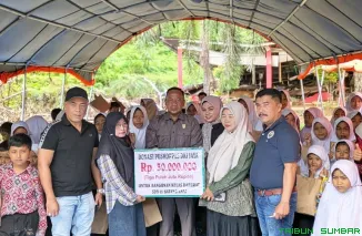 Ketua DPRD Padang Pariaman Aprinaldi menerima donasi Rp30 juta dari Puskoppas DKI Jaya untuk pembangunan kelas darurat SDN 05 Batang Anai yang hancur akibat banjir dan longsor. (Foto: Ist)