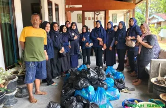 Ketua Garnita Malahayati NasDem Kota Padang, Ny. Sri Hayati Maigus Nasir, menyerahkan bantuan sembako kepada warga terdampak banjir di Brandon, Kampung Lapai, Kecamatan Nanggalo. (Foto: Ist)