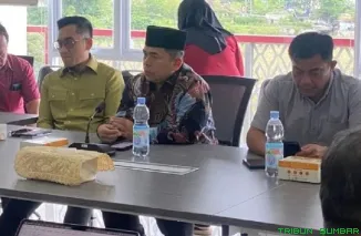Anggota DPRD Padang, Mulyadi Muslim saat rapat koordinasi penanganan bencana hidrometeorologi bersama mitra kerja terkait di ruang rapat DPRD. (Foto: Ist)