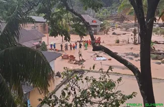 Tim SAR Kota Padang dan TRC Semen Padang mengevakuasi warga yang terjebak banjir bandang susulan di Batu Busuak, Kecamatan Pauh, di tengah arus deras dan hujan lebat. (Foto: Ist)