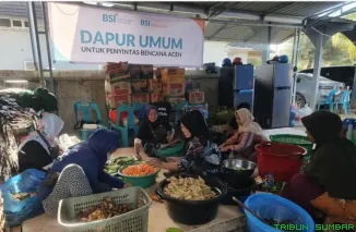 Petugas BSI dan relawan BSI Maslahat menyalurkan bantuan logistik dan makanan siap saji kepada korban bencana hidrometeorologi di Aceh, Sumatera, sebagai bagian dari bantuan kemanusiaan senilai Rp12 miliar. (Foto: Ist)