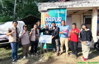 Panitia Minang Geopark Run (MGR) bersama relawan mengoperasikan dapur umum di wilayah terdampak banjir bandang Batu Taba dan Malalo, Sumatera Barat. (Foto: Ist)