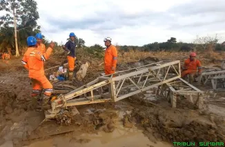 Personel BNPB bersama relawan beristirahat sejenak di posko darurat sebelum kembali melanjutkan distribusi logistik dan penanganan bencana di wilayah terdampak banjir dan longsor di Sumatera. (Foto: Ist)
